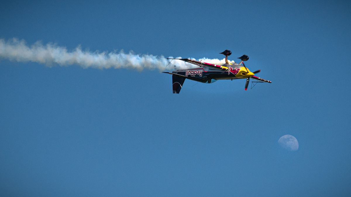 FOTO: Na Den ve vzduchu zavítali úchvatní akrobati z Rakouska. Nechyběl ani pilot Šonka